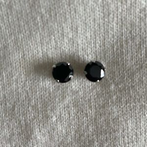 🚫SOLD🚫 SS 6mm black cz studs